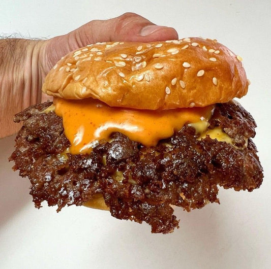 smash burger perfecta con bordes crujientes y queso fundido